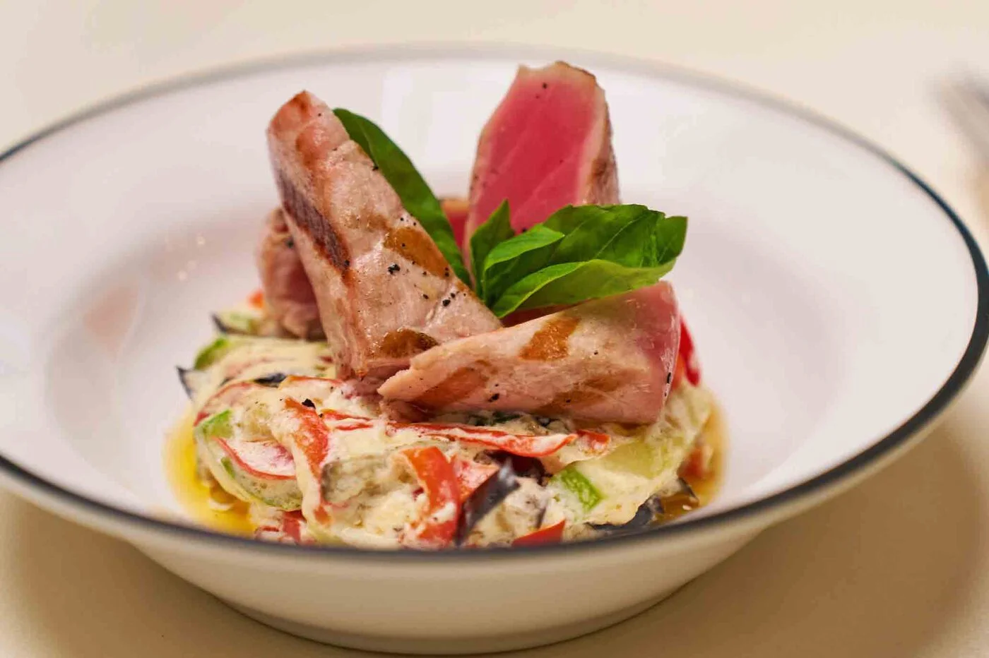 Обжаренный тунец с овощами — французская кухня Blanc de Blancs, Москва Обжаренный тунец с овощами — французская кухня Blanc de Blancs, Москва