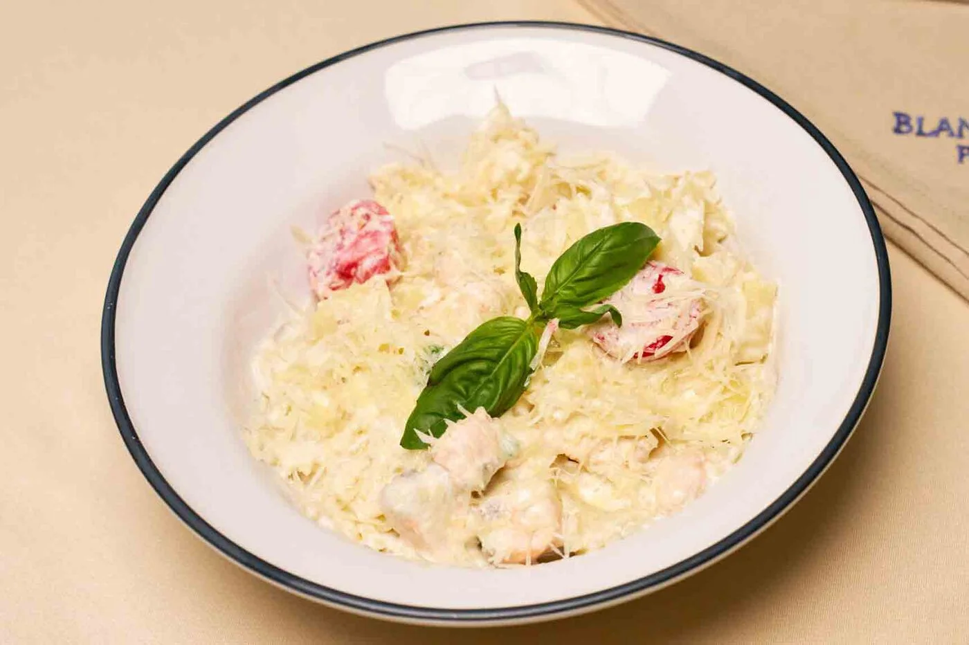 Фарфалле с лососем — французская кухня Blanc de Blancs, Москва Фарфалле с лососем — французская кухня Blanc de Blancs, Москва