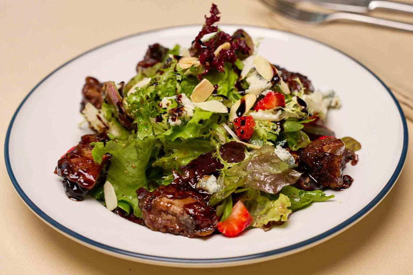 Салат с куриной печенью — французская кухня Blanc de Blancs, Москва Салат с куриной печенью — французская кухня Blanc de Blancs, Москва